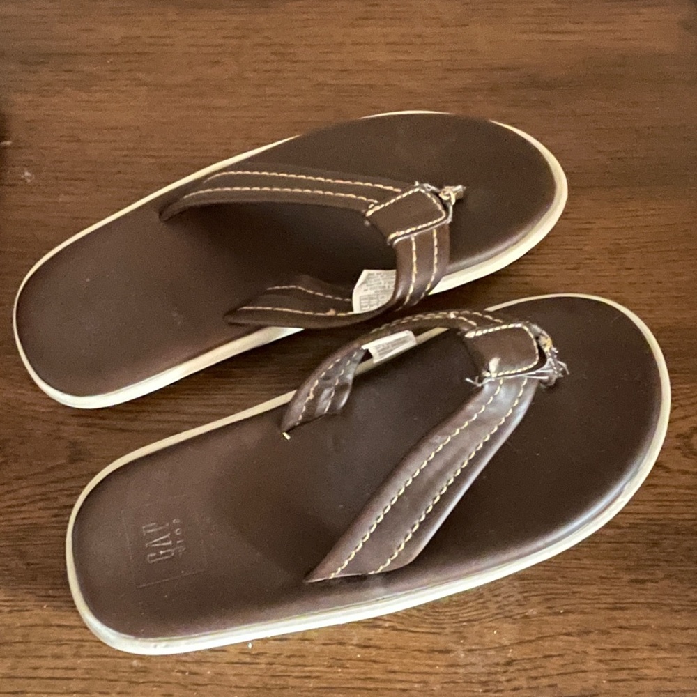 Gap Kids’ Leather Flip Flops
